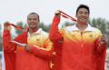 图文-男子双人划艇500M中国夺金 冠军展示金牌