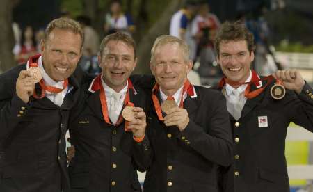 图文-马术/障碍赛公开团体决赛 挪威队展示铜牌