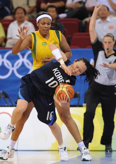 图文-[奥运会]韩国女篮68-62巴西 想拿稳球不容