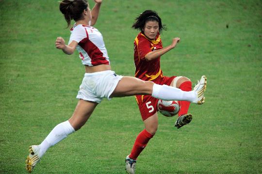 图文-[女足]加拿大1-1中国 翁新芝与对手拼抢