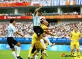 图文-[男足]阿根廷vs澳大利亚 双方争夺高空球