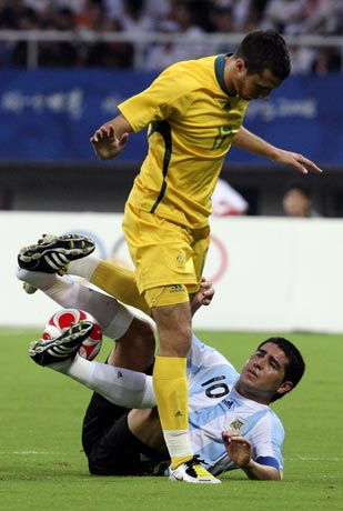 图文-[男足]阿根廷1-0澳大利亚 里克尔梅倒地反抢