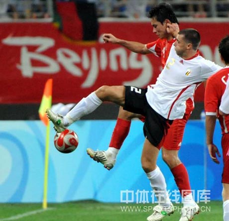 图文-中国国奥0-2比利时 双方球员底线斗法