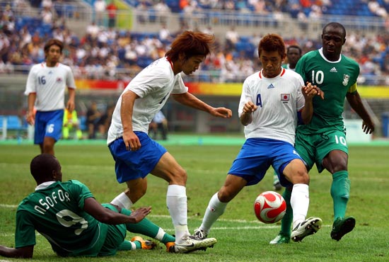 图为-[男足]尼日利亚2-1日本 双方球员争抢