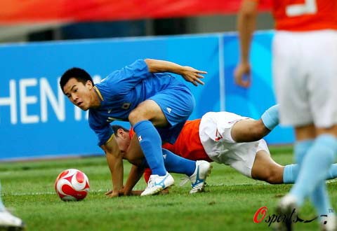 图文-[男足]荷兰vs日本 皮球还在控制范围