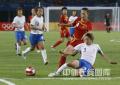 图文-[奥运]中国女足VS日本 日本队凶狠铲断