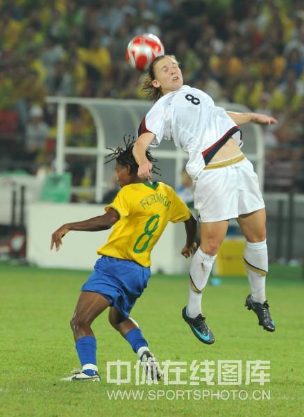 图文-女足决赛美国1-0巴西 美国队员争顶成功