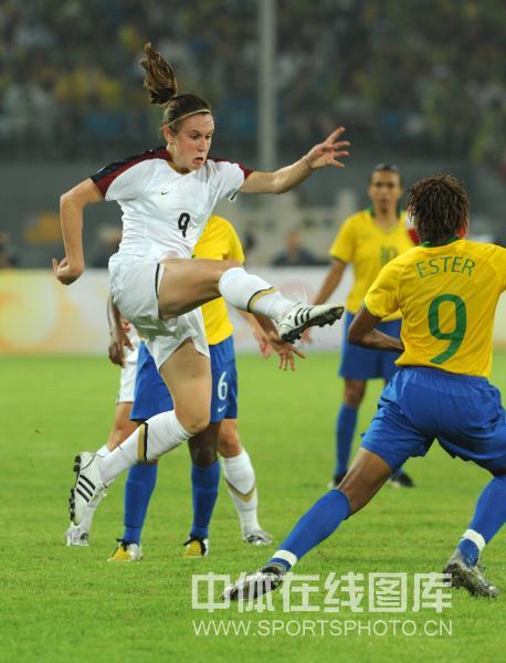 图文-女足决赛美国1-0巴西 美国队动作凶狠