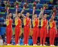 图文-中国队获得男子团体冠军 领奖台上庆祝