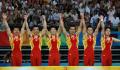 图文-中国队获得男子团体冠军 手握手心连心
