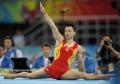 图文-中国体操男团强势冲击冠军 杨威在比赛中