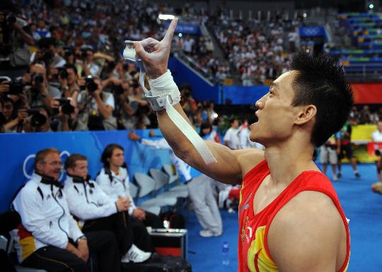 图文-杨威首夺奥运个人全能金牌 杨威向现场致意