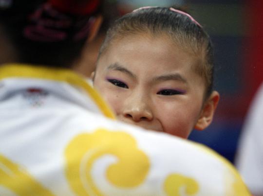图文-何可欣夺得高低杠冠军 落下激动的泪水