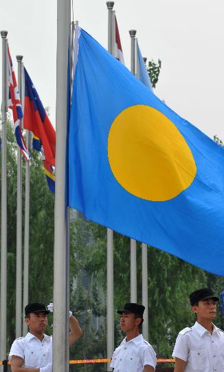 图文各代表团奥运村升旗仪式升旗手升起帕劳国旗
