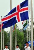 图文-冰岛奥运代表团举行升旗仪式 国旗飘扬起来