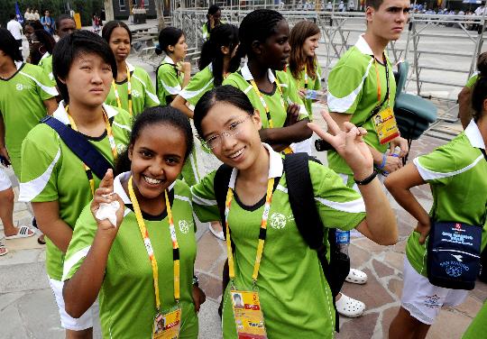 图文-北京08奥林匹克青年营开营 两人合影留念