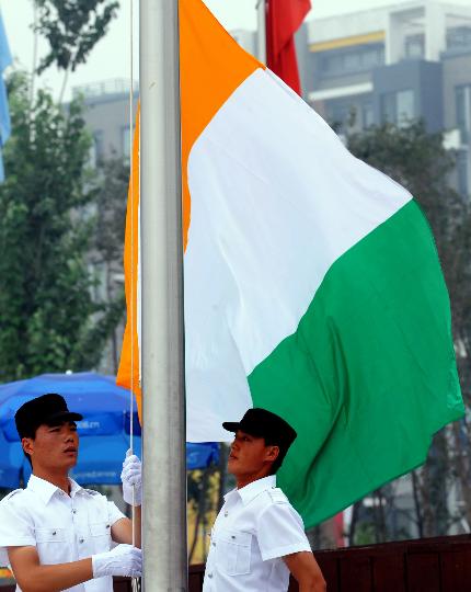 图文-科特迪瓦奥运代表团举行升旗仪式 国旗被升起
