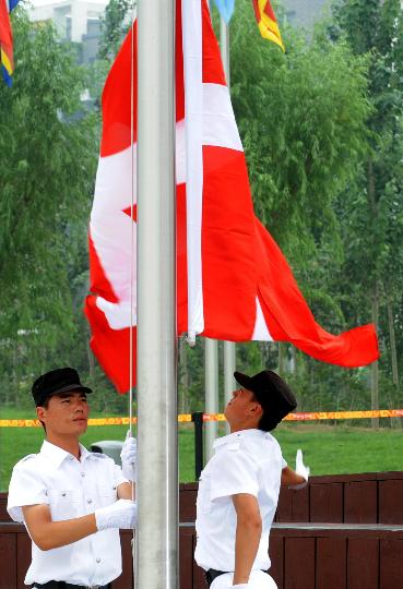 图文-丹麦代表团举行升旗仪式 升旗手升起丹麦国旗