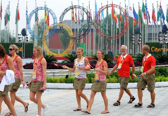 图文-丹麦奥运代表团升旗仪式 步入升旗仪式现场
