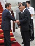 图文-法国总统萨科齐抵京 武大伟在机场亲切迎接