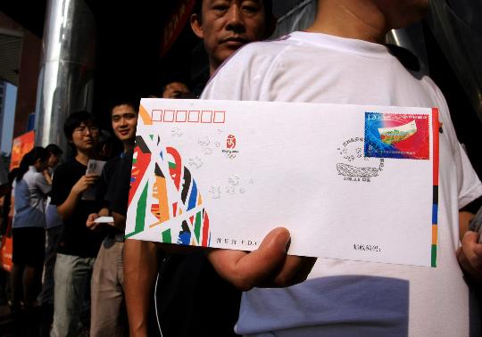 图文-奥运会开幕式纪念邮品发行 合肥市民排队