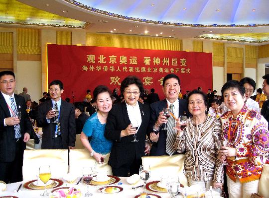 图文-海外华侨欢迎宴会在京举行 朋友们举杯相庆