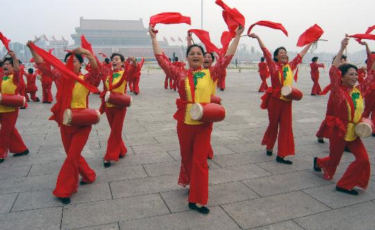 图文-天安门广场健身展示庆奥运 腰鼓舞激情表演