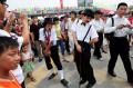 图文-各国群众北京喜迎奥运 外国哑剧演员街上表演