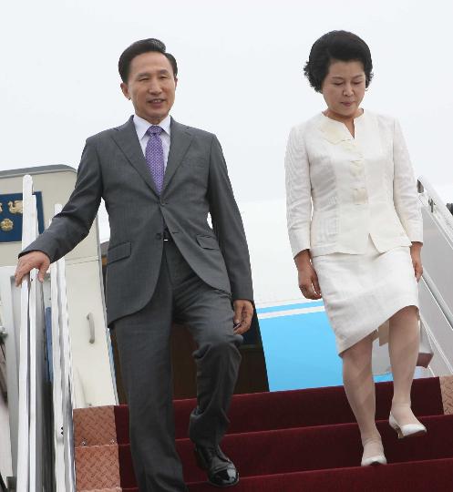 图文-韩国总统李明博抵京 前来参加奥运会开幕式