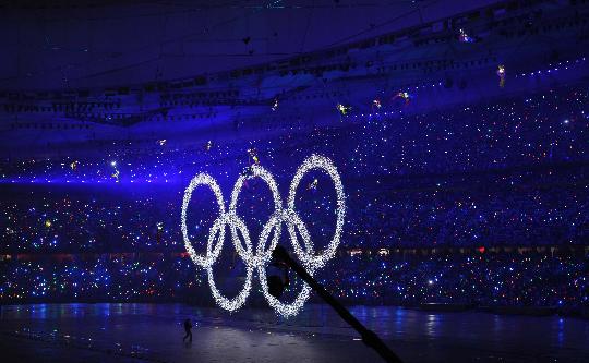 图文-2008北京奥运会开幕式 五环成为赛场核心