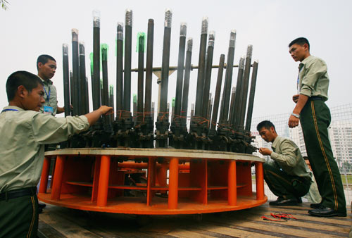 图文-北京奥运会开幕式准备就绪 安放礼炮装置