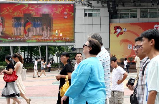 图文-中华第一商业街”上看奥运 外国游人纷驻足