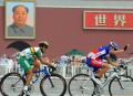图文-公路自行车男子大组赛 参赛选手向观众挥手