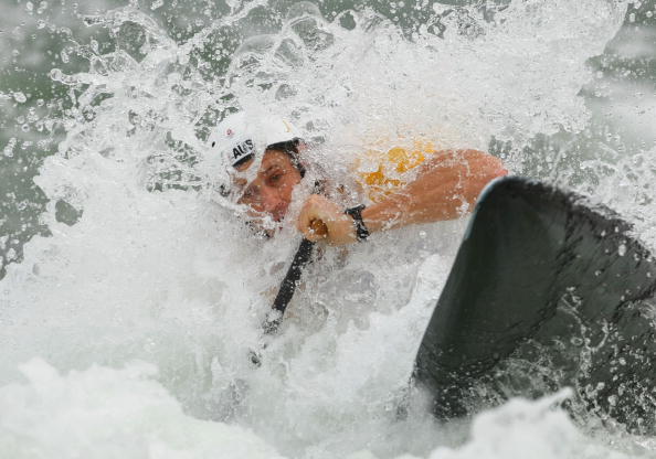 图文-奥运会11日皮划艇激流回旋赛况 几乎翻艇 