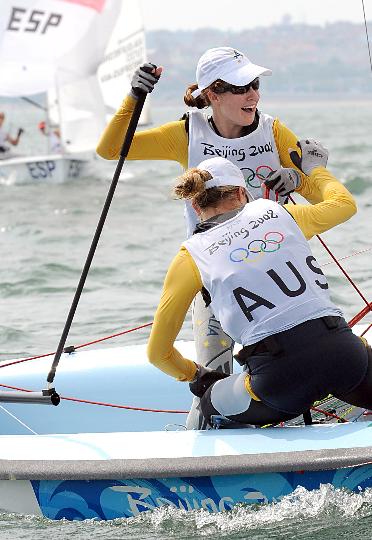 图文-女子双人艇470级决赛赛 澳大利亚组合很兴奋