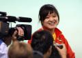 图文-女子10米气手枪决赛冠军 郭文�B笑对记者镜头