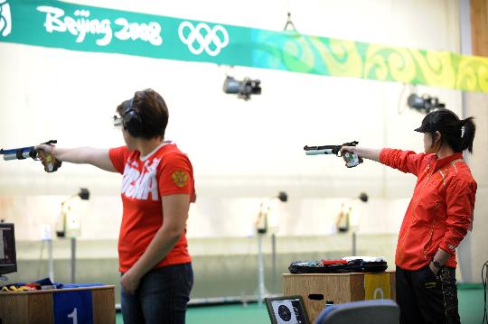 图文-郭文�B获女子10米气手枪金牌 在比赛中