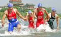 图文-奥运会男子铁人三项决赛 铁人们纷纷上岸