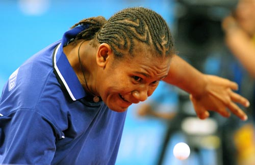 图文-乒乓球女单预赛 瓦努阿图运动员在比赛中