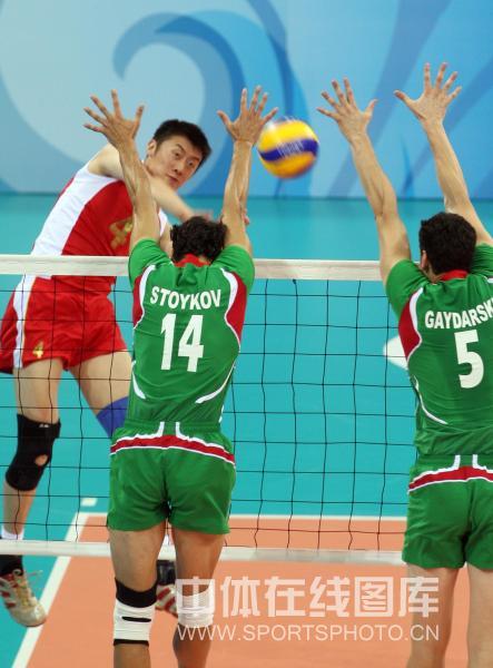 图文-[男排小组赛]中国1-3保加利亚 遭遇对手拦网 