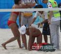 图文-女子沙排半决赛中国德比 背部受伤影响了状态