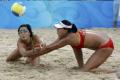 图文-女子沙滩排球季军之争 两双手一起救球