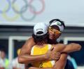 图文-巴西选手获铜牌 巴西选手拥抱庆祝胜利