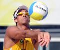 图文-巴西选手获铜牌 桑托斯在比赛中垫球