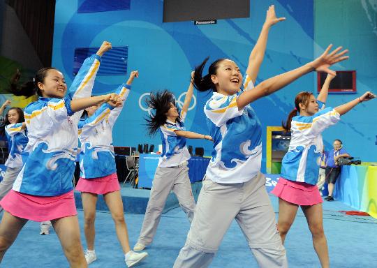 图文-举重啦啦队训练 广东大学生联合拉拉队激情训练