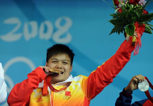 图文-举重56公斤级龙清泉夺冠 龙清泉喜悦登台领奖