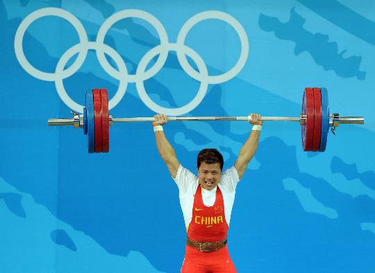 图文-举重62公斤级张湘祥夺金 张湘祥顺利举起杠铃