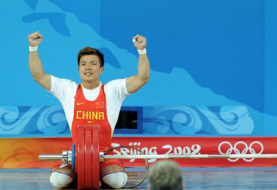 图文-举重62公斤级张湘祥夺金 兴奋地跪在地上