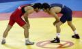图文-奥运会男子自由式摔跤资格赛 两人在玩斗牛？