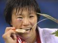 图文-[奥运]柔道女子78公斤级 杨秀丽品尝金牌滋味